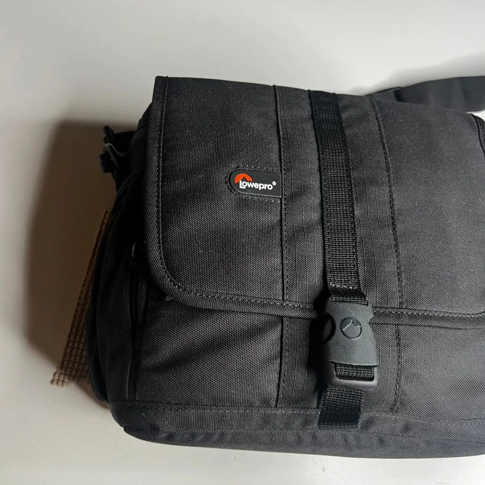 Lowepro Adventura 170 DSLR Camera Shoulder Bag Black Nylon Padded Case